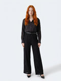 Pantalon femme NÖMA URBAN ICON noir, porté avec le chemisier