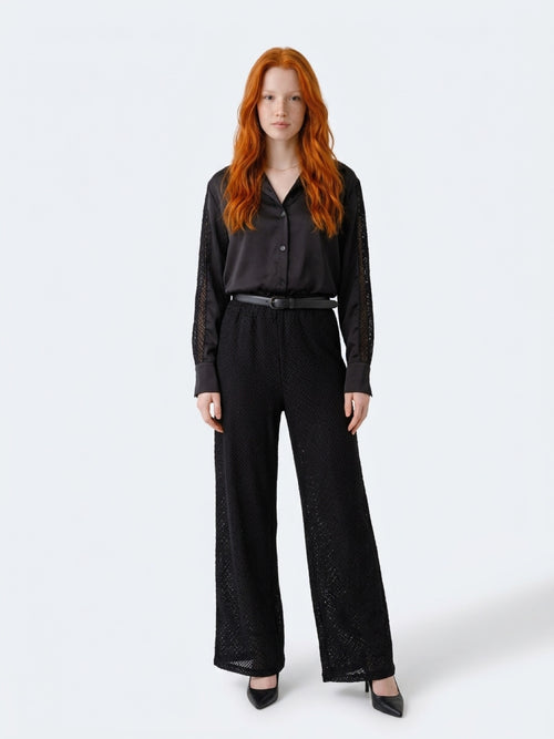 Pantalon femme NÖMA URBAN ICON noir, porté avec le chemisier